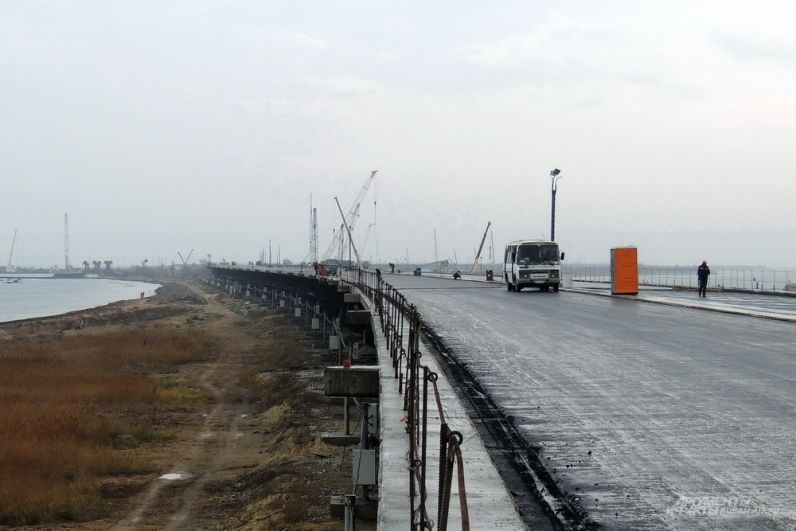 В конце прошлого года по многим участкам моста уже вовсю колесил строительный транспорт. 4 декабря 2017 года.