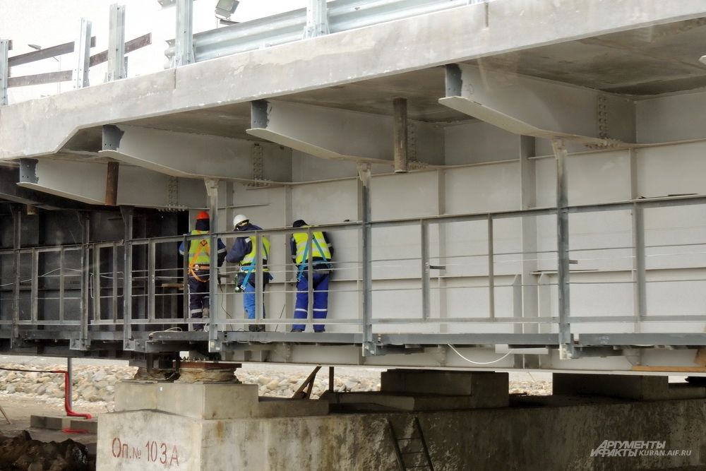 Строители работают под полотном Крымского моста. 23 марта 2018 года.