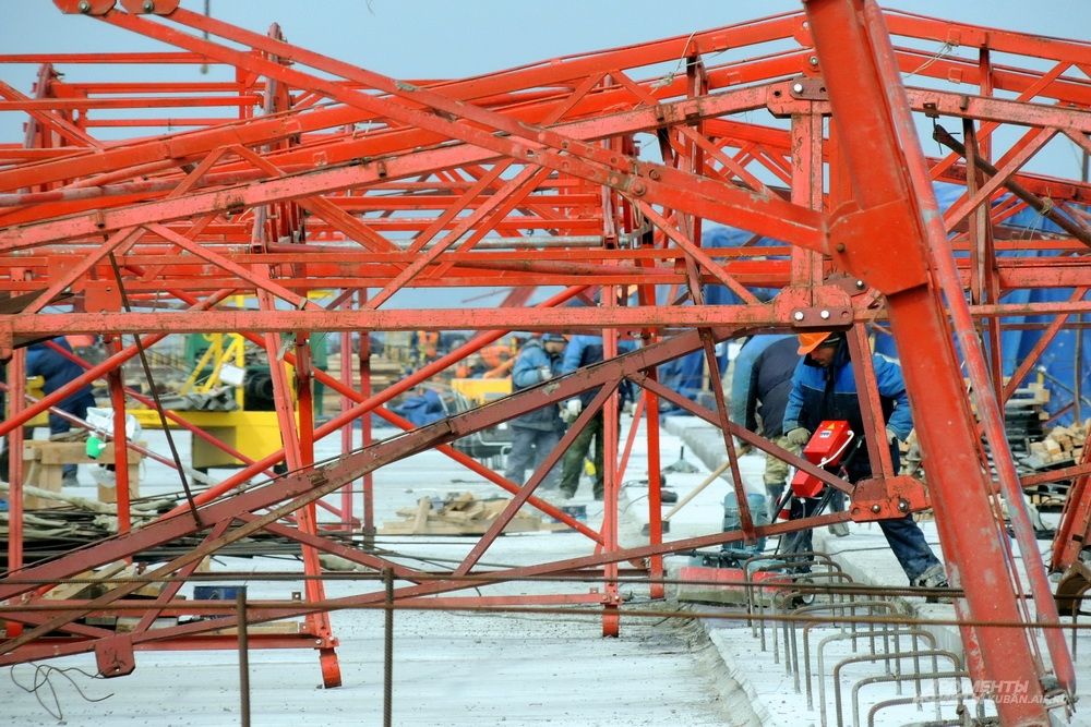 Для обустройства каждого метра мостового полотна использовались тонны металлоконструкций. 13 марта 2017 года.