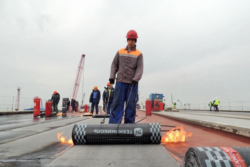 Процесс гидроизоляции мостового полотна. 4 декабря 2017 года.