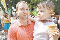 Праздник мороженого - старейший официальный московский праздник. Наесться пломбира досыта могут взрослые и дети.