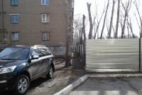 На ул. Дегтярева, 31 в Челябинске за этим забором должна вырасти десятиэтажка.