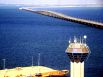 Мост короля Фахда в Саудовской Аравии связывает город Эль-Хубар с островным государством Бахрейн. Проложенная по мосту четырехполосная дорога простирается на длину более 25 километров.