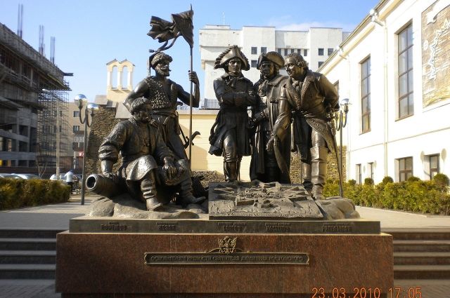 Памятник «Основателям Ростова-на-Дону»: четверо из пяти дворянского звания