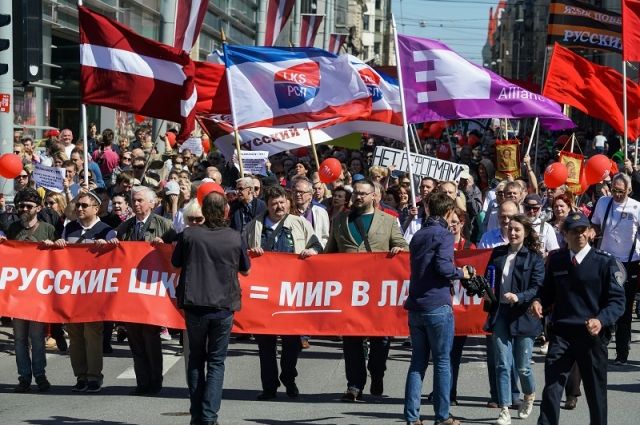 На улицах Риги постоянно проходят «Марши рассерженных родителей» в знак протеста против принятых властями законов о переходе образования в русских школах на латышский язык. Власти стараются этого не замечать.