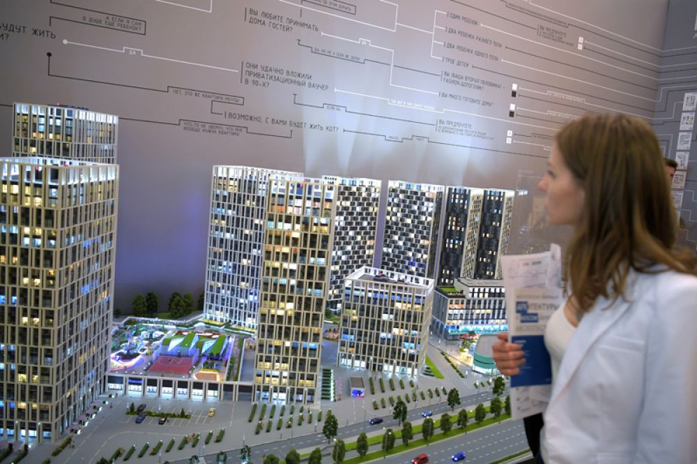 Посетители у стенда AI architects на международной выставке архитектуры и дизайна «Арх Москва».