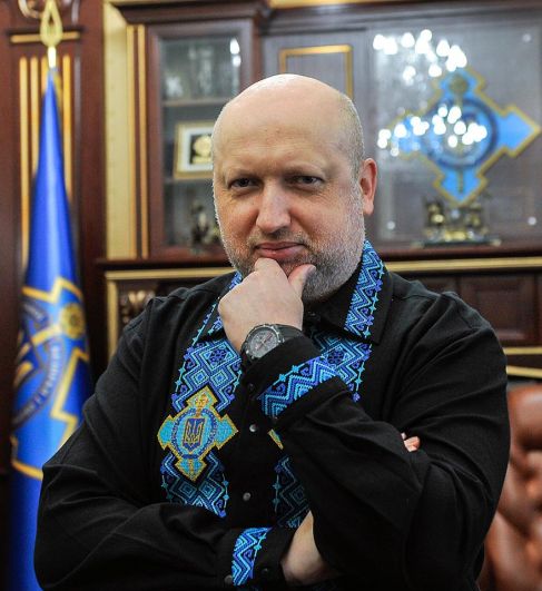«С праздником вышиванки, друзья! Спасибо народной мастерице Olga Gutsal за эту замечательную вышитую сорочку. Носите украинское!» - написал Турчинов.