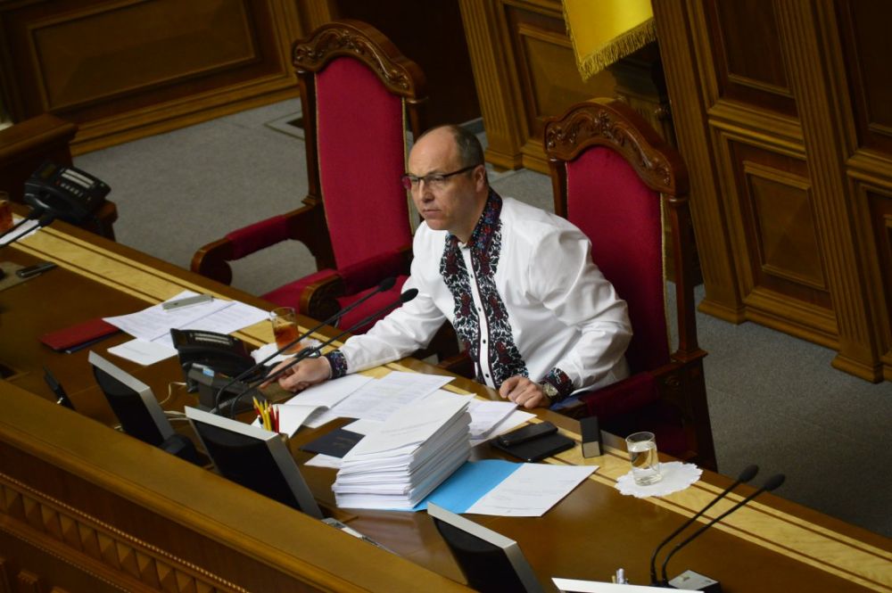 Парубий также начал свой рабочий день в вышиванке. Ну согласитесь, все важные дела намного лучше решаются в национальной одежде?