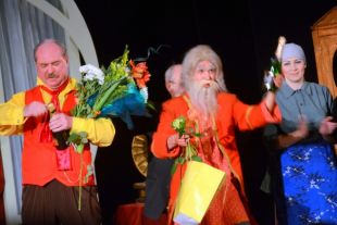 Александр Титовский (в центре) вернулся из столиц на флотскую сцену.