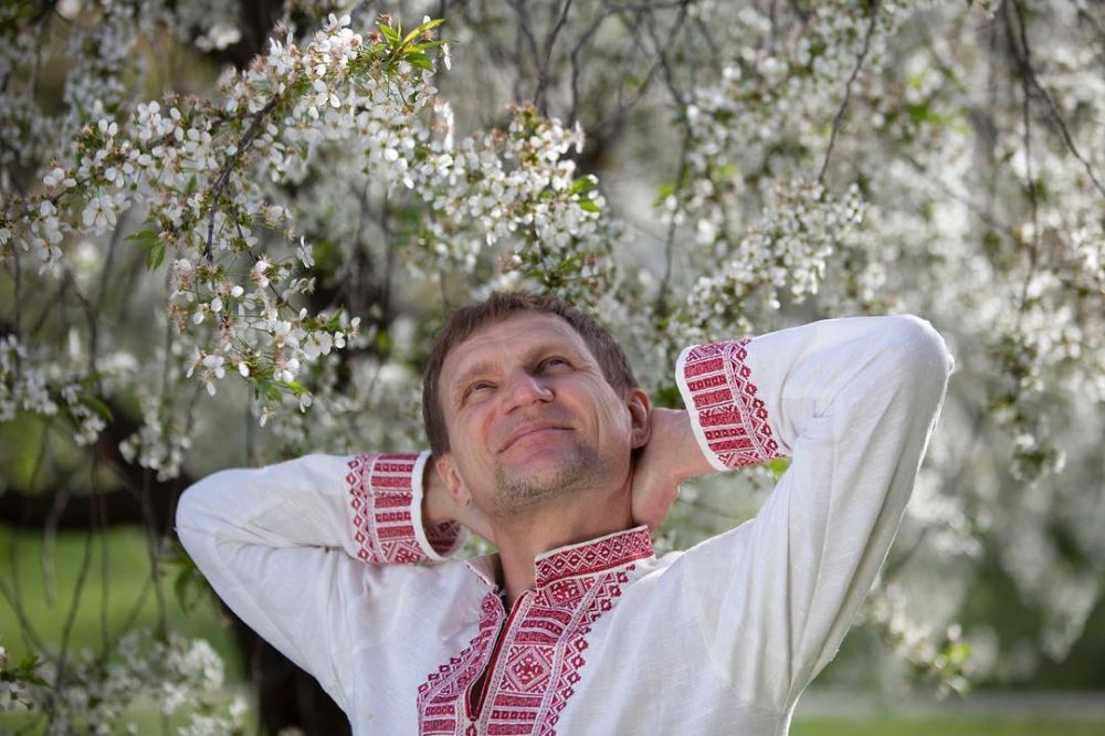 «Із чудовим святом вишиванки – символу, який єднає українців!Вишиванка – це наш ідентифікаційний код» - подписал свое фото в вышиванке Олег Скрипка.