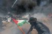 Палестинские демонстранты во время протестов в преддверии 70-летия Накбы на границе между Израилем и Сектором Газа.