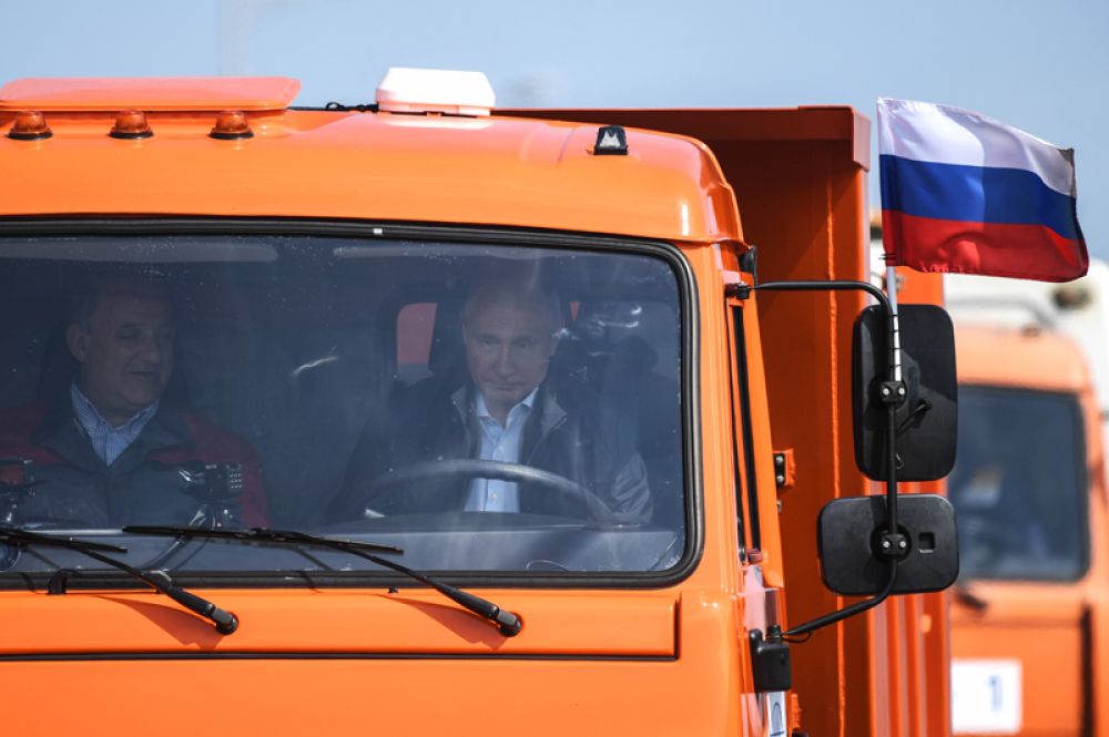 Президент РФ Владимир Путин за рулем головной автомашины «Камаз» во время проезда колонны строительной техники по автодорожной части Крымского моста на торжественной церемонии открытия транспортного перехода.