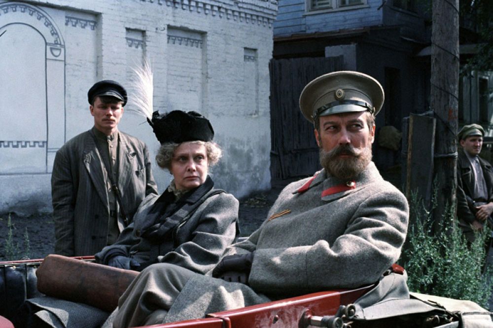 В 1991 году Карен Шахназаров снял мистический триллер «Цареубийца», где роль Николая II блестяще исполнил Олег Янковский.