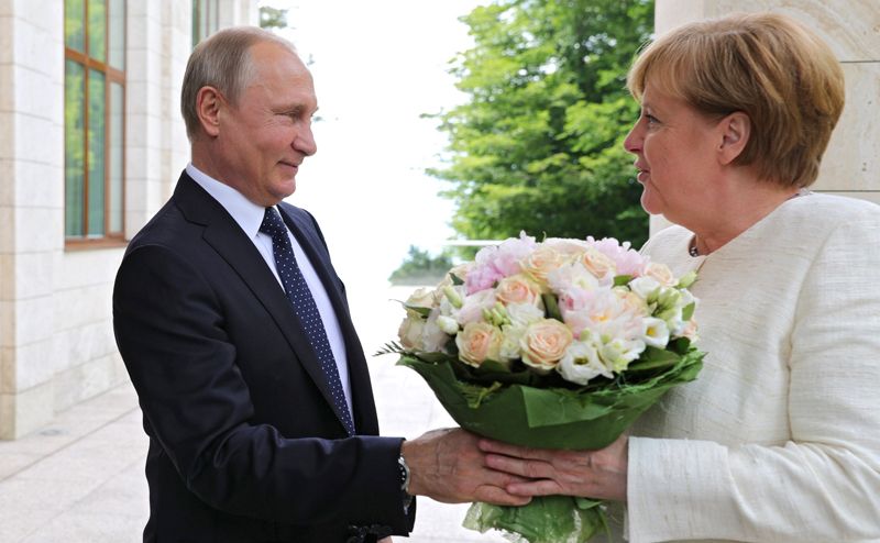 Владимир Путин и Ангела Меркель во время встречи в Сочи.