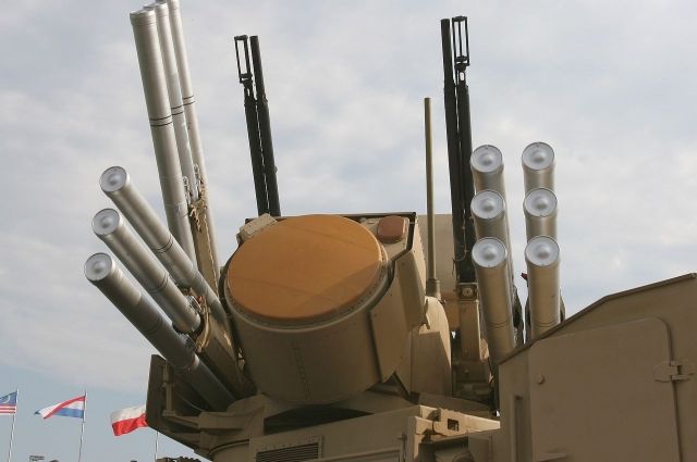 «Панцирь-С1» (в центре радар сопровождения целей) — две двуствольные зенитные пушки и 12 ракет земля-воздух, готовых к запуску