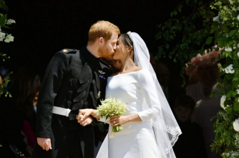 Первый поцелуй. И здесь принц Гарри нарушил традиции - будущие монархи очень редко допускают публичные поцелуи, но Гарри и Меган Маркл прямо на крыльце каплицы поцеловались прямо на публике.