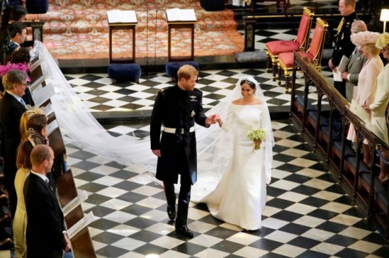 Принц Гарри и Меган Маркл делают первые шаги в качестве мужа и жены в каплице. К слову, это также нарушение традиций - все остальные члены королевской семьи женились в Вестминстерском аббатстве.