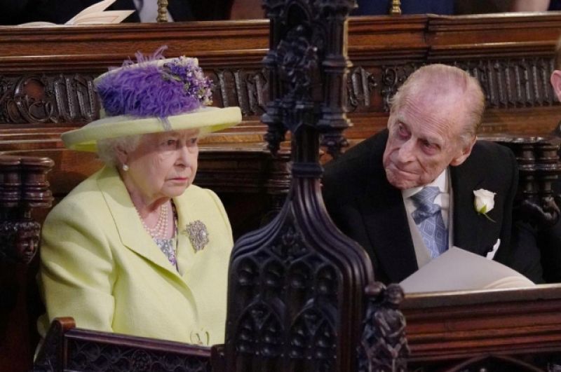 Королева Елизавета II и ее супруг, принц Филипп, в ложе каплицы святого Георгия. Королева традиционно выбрала желтый (свой любимый) цвет для торжеств.