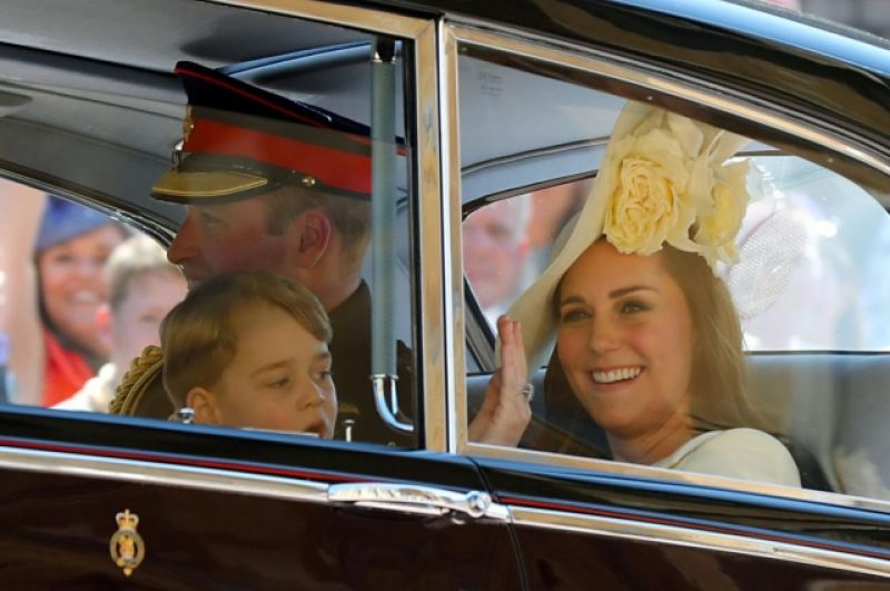 Репортерам удалось поймать на камеру и герцогиню Кембриджскую - Кейт Миддлтон, которая для церемонии выбрала очень нежный костюм в розовых тонах. Однако, по уставшему лицу видно, что Кетрин совсем недавно стала матерью. К слову, ее старшие дети - принцесса Шарлотта и принц Джордж несли цветы впереди невесты.
