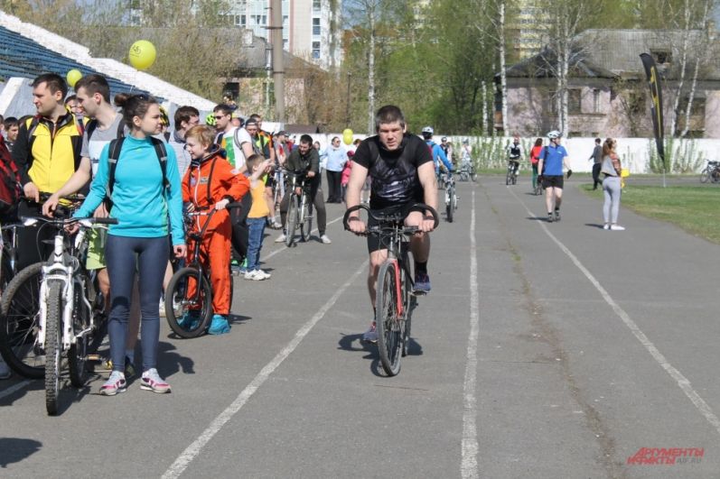 Пока одни велосипедисты выстроились в фигуру велосипеда, другие еще проходят регистрацию