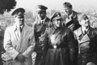 Борман (справа от Гитлера) в Париже - июнь 1940 года.