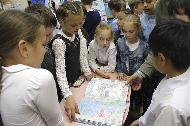 Первыми книгу, вернувшуюся из путешествия, увидели иркутские школьники.