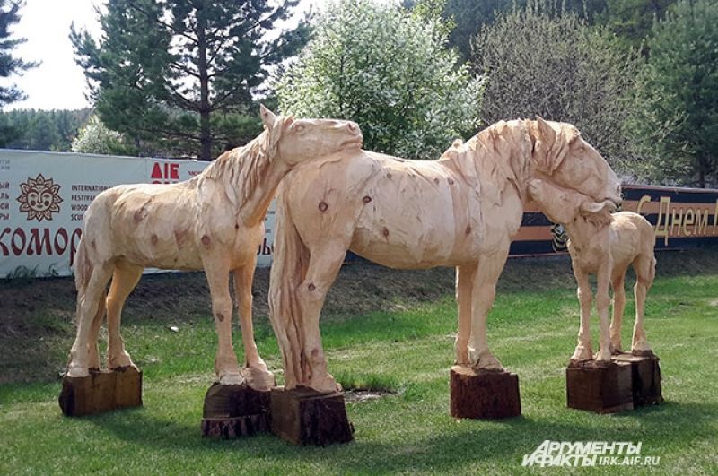 Скульптура коней заняла II место, ее авторы еще одна команда из Монголии.