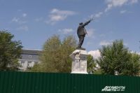 В Оренбурге один из первых советских памятников Ленину дал трещину.