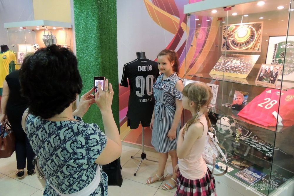 Эта девочка пришла в восторг, увидев футболку форварда ФК «Краснодар» Федора Смолова.