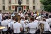 Духовой оркестр на фоне здания администрации Краснодарского края.