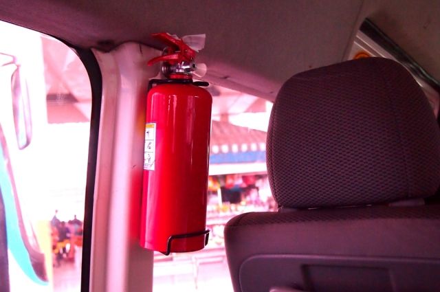 Огнетушитель должен быть хорошо закреплён в машине и легко доступен в экстренных ситуациях.