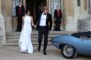После церемонии бракосочетания состоялся прием в загородном имении Фрогмор-хаус. Меган была одета в белое платье с американской проймой и струящейся юбкой «в пол» от британского дизайнера Стеллы Маккартни.