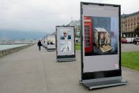 Выставка карикатуристов на набережной Женевского озера. 