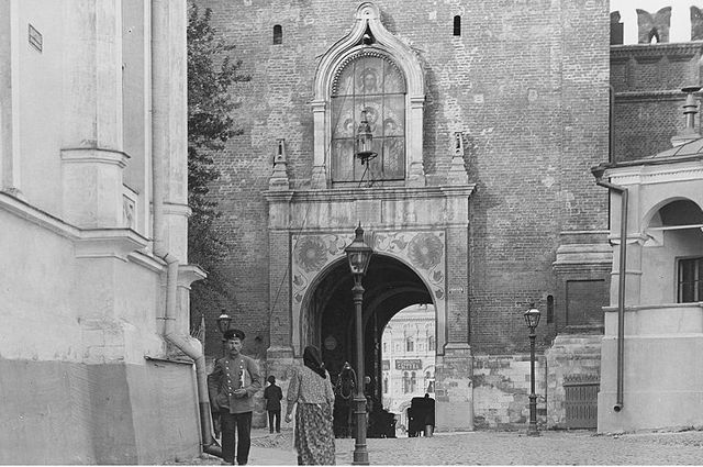 Иконы над Спасскими воротами со стороны Кремля в начале XX в.