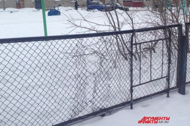 Старые заборы есть не только в школах, но даже в садиках Пермского края.