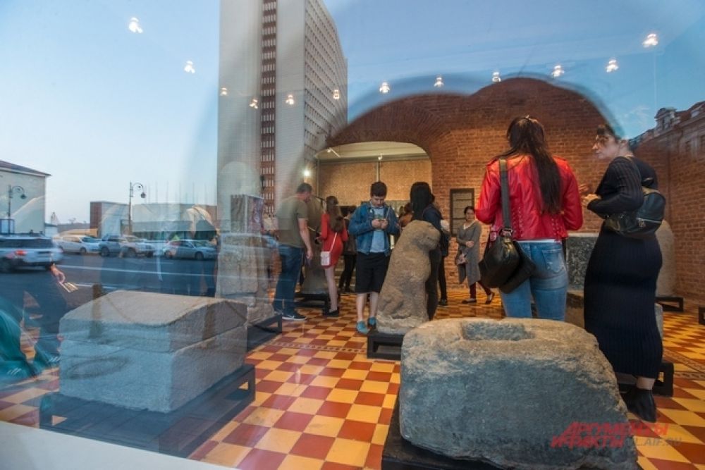 Через стёкла музея видно древнюю историю и нынешний день.