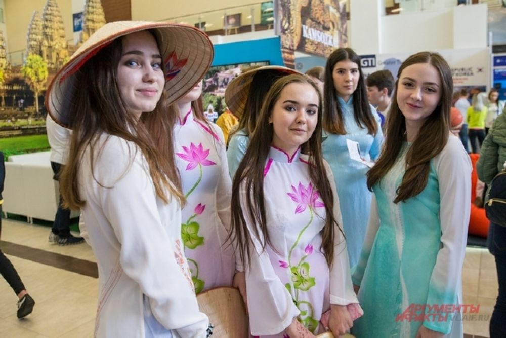 Наши девушки в камбоджийских костюмах зовут путешествовать