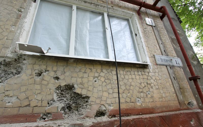 Жилой дом, пострадавший в результате обстрела, в поселке Горловка Донецкой области.
