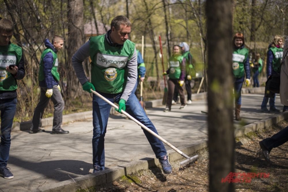 Почву работники МФК «Джой Мани» очищали при помощи граблей.