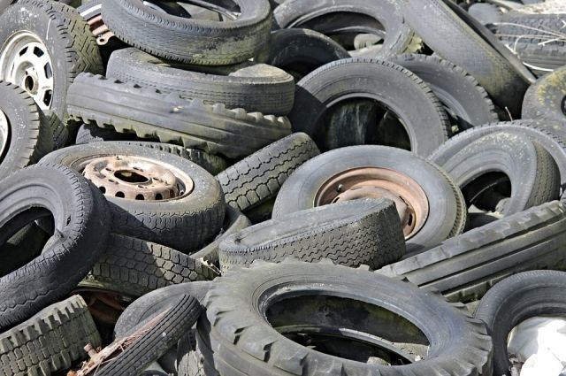 Возле Тюмени обнаружили незаконную свалку из пластика и машинных покрышек