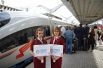 Волонтеры встречают участников Петербургского международного экономического форума на Московском вокзал в Санкт-Петербурге.