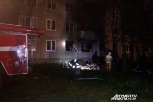 Сотрудники МЧС тушат возгорание и выясняют, что стало причиной ЧП.