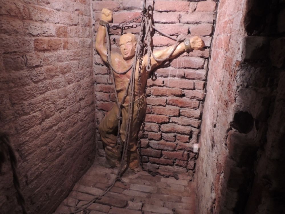 Пытки занимают особое место в тюремном замке. В этих стенах людей били железными плетками, клеймили, зажимали пальцы и т.д.