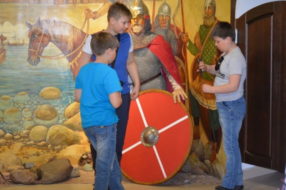 В музее собрана значительная коллекция знаменитого русского средневекового оружия: копье, шестопер, топоры, лук со стрелами, мечи, щиты.