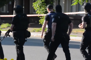 В центре Черкасс вооруженный мужчина угрожает взорвать здание