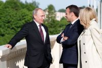 Президент России Владимир Путин встретился с президентом Франции Эммануэлем Макроном и его женой Бриджит Макрон в Санкт-Петербурге.