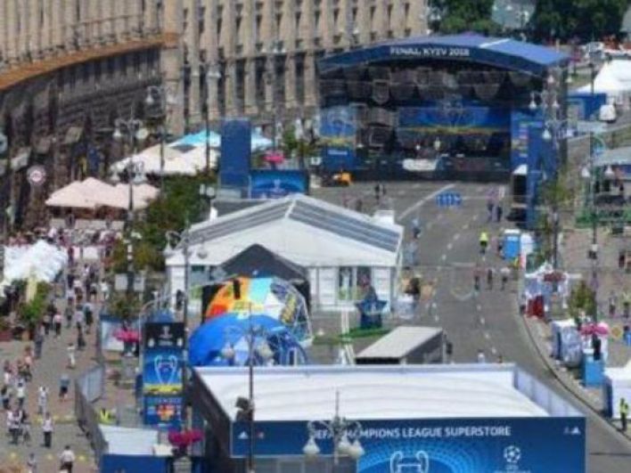 Фан-зона в Киеве с высоты птичьего полета. Несмотря на то, что фан-зона была требованием комиссии УЕФА, она все же принесла неудобства жителям столицы, поскольку Крещатик пришлось перекрыть.