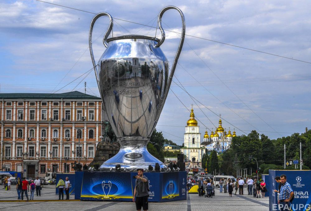 В фан-зоне также установлена огромная модель кубка Лиги Чемпионов.