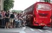 Автобус с командой "Ливерпуля" встречают фанаты.