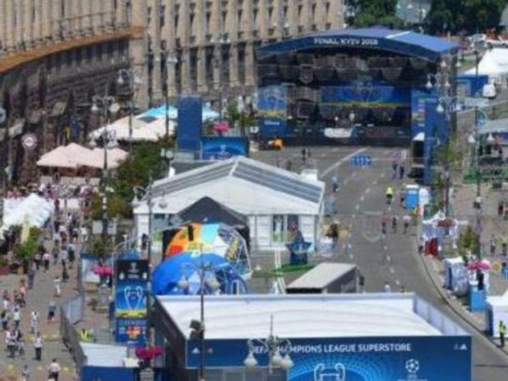 Фан-зона в Киеве с высоты птичьего полета. Несмотря на то, что фан-зона была требованием комиссии УЕФА, она все же принесла неудобства жителям столицы, поскольку Крещатик пришлось перекрыть.